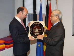 Minister-President of Wallonia-Brussels visits Vietnam - ảnh 1